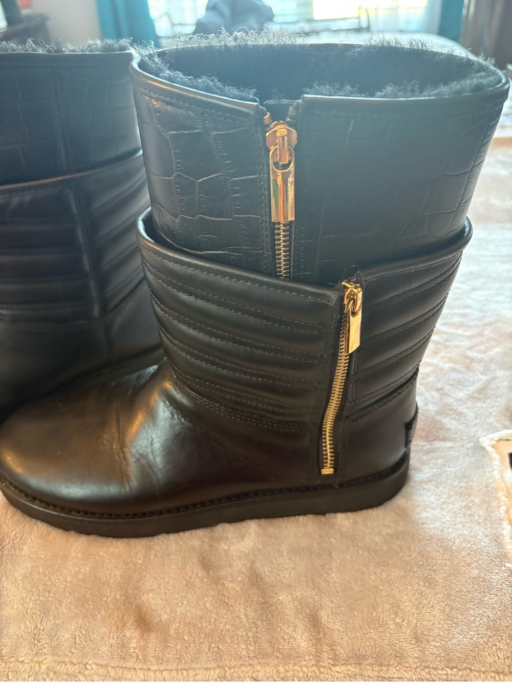 UGG AVIVA Women's EMBOSSED Crocodile Black Leather Short Boots Size US 9